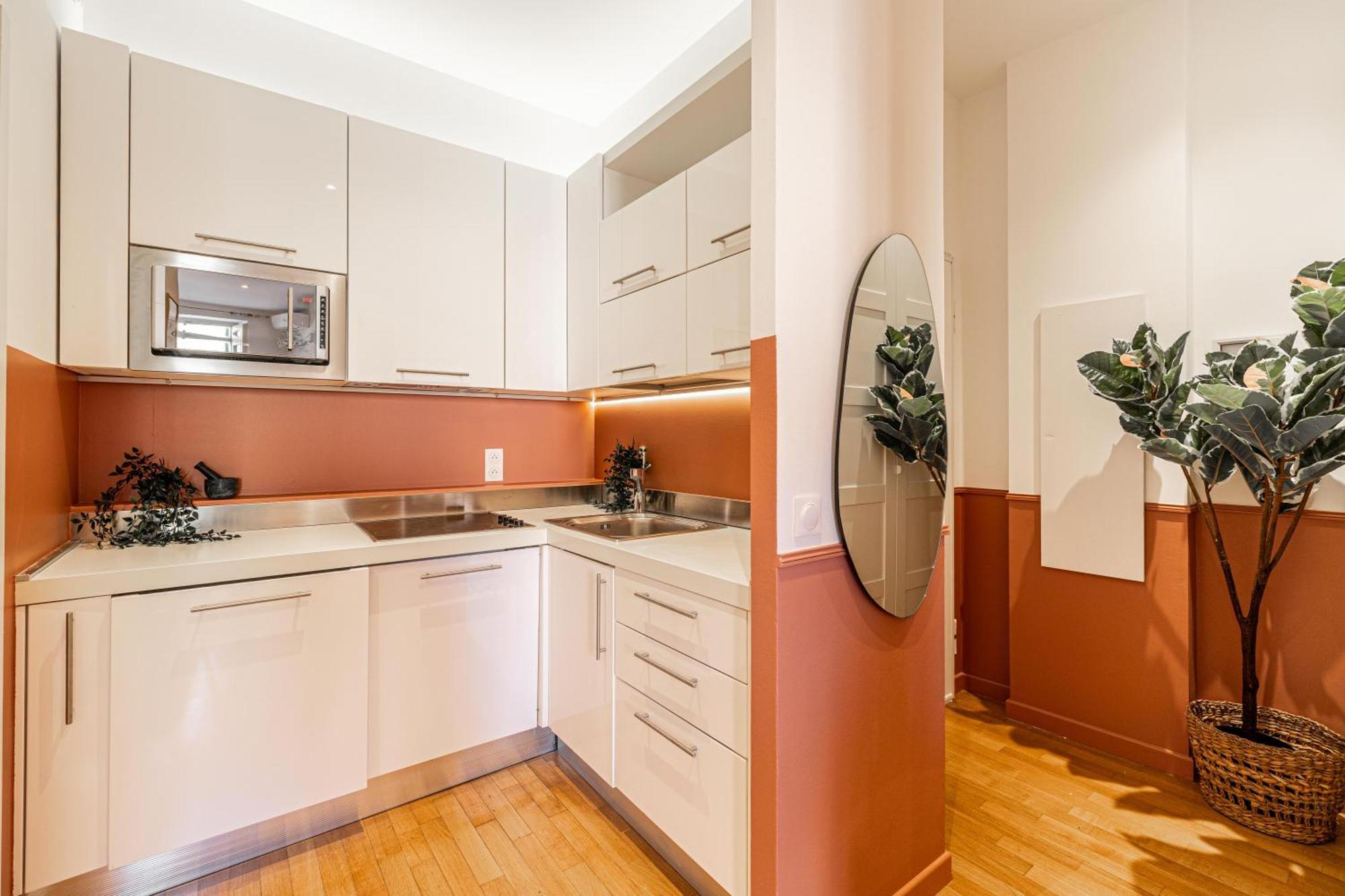 New! Remodeled In The Heart Of Nice, 3 Min, 2br, Ac, Elevator, Amazing Little Terrace, Location! Appartamento Nizza